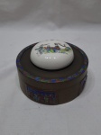 Caixa decorativa em metal esmaltado com desenho oriental em porcelana. Medindo 13cm x 5cm de altura.