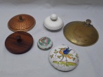 Lote de 6 tampas, sendo 2 em metal, 1 em madeira e 3 em porcelana.