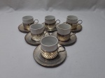 Jogo de 6 xícaras de café em porcelana Pozzani friso prata com pires e suporte em metal prateado. Medindo a xícara 5cm x 4,5cm de altura.