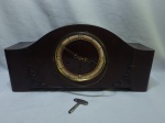 Relógio carrilhão de mesa alemão da marca Argus com 3 cordas, caixa em madeira, sem vidro frontal. Medindo 50cm x 13,5cm x 24cm de altura. Funcionando perfeitamente.