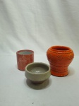 Lote de 3 cachepots decorativos, sendo 2 em porcelana e 1 em cerâmica. Medindo o maior 10,5cm de bojo x 10,5cm de altura.