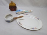 Lote composto de travessa oval rasa em resina, descanso de talher em porcelana, etc. Medindo a travessa 25,5cm x 18,5cm.