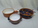 Lote composto de 2 bowls em cerâmica com fundo vitrificado e cesta de pão em ratam trançado com pega em porcelana. Medindo a cesta 21cm x 7,5cm de altura.