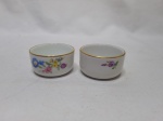 Par de saleiros de mesa em porcelana Meissen floral com friso ouro. Medindo 5cm x 2,5cm de altura.