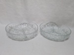 Lote de 2 petisqueiras redondas com 3 divisões em vidro moldado. Medindo 19cm x 4cm de altura.