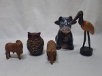 Lote de 5 enfeites na forma de animais em materiais diversos. Medindo o maior 17,5cm de altura. O boi possui restauro.