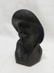 Busto de preto velho com cigarro em madeira escura entalhada. Medindo 14cm de altura.