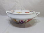 Linda sopeira com 2 alças e tampa em porcelana Emano, floral com friso ouro. Medindo 24cm de boca x 11cm de altura.