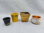 Lote de 4 pequenos vasos em porcelana e cerâmica, sendo um em porcelana inglesa, medindo 6,5cm x 5cm de altura.