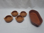 Travessa retangular com 4 cumbucas bowl em cerâmica vitrificada. Medindo a travessa 30cm x 15cm x 6cm de altura.