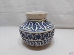 Vaso, floreira bojuda em cerâmica vitrificada azul e branco. Medindo 18cm de altura x 20cm de diâmetro de bojo. Leve bicado na base.