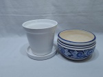 Lote de 2 cachepots em porcelana, sendo um branco (com fio de cabelo) e um azul e branco. Medindo o maior 17cm de diâmetro x 15cm de altura.