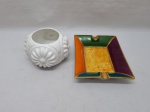 Lote composto de cinzeiro e cachepot em porcelana. Medindo o cinzeiro 22,5cm x 18cm x 4cm de altura.