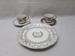 Lote de bodas de prata, sendo 2 xícaras e 1 prato de servir em porcelana. Medindo o prato 25,5cm de diâmetro. Um dos pires é adaptada.