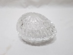 Linda caixa oval em cristal ricamente trabalhado. Medindo 14,5cm x 11cm x 5cm de altura de altura sem tampa.