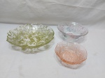 Lote de 3 bowls em vidro colorido trabalhado. Medindo o maior 22,5cm x 5cm de altura.