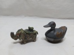 Lote de 2 pequenas caixas decorativas, sendo uma na forma de elefante e uma na forma de pato. Medindo o pato 6cm x 4,5cm x 6cm de altura. O elefante está com uma perda na tromba.