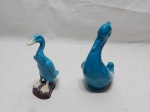 Lote de 2 enfeites na forma de ave em porcelana azul turquesa. Medindo o maior 14cm de altura.