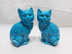 Par de enfeites na forma de gato em porcelana azul turquesa. Medindo 16,5cm de altura.