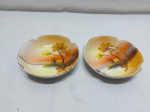 Par de pequenas petisqueiras redondas em porcelana Noritake com estampa de rio com arvores. Medindo 12cm x 3cm de altura.