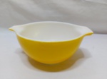 Travessa redonda funda média, bowl em vidro opalinado temperado da marca Pyrex, na cor amarelo. Medindo 19cm x 8cm de altura.