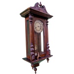 Relógio marca R.A. (2 setas), funcionando, caixa em madeira, antigo, duas (2) cordas. Medida: 80 x 3