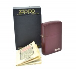 ZIPPO - Isqueiro Zippo em tom de vermelho - Funcionando, com caixa e manual, conforme fotos.