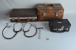 Lote de dois estetoscópio, um com timpano duplo, martelo de reflexo e 3 maletas, sendo uma em couro lavrado e as outras duas em couro