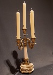 Par de candelabros de bronze (francês) com base de mármore 5 velas. Med.38x28