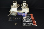 Videogame Magnavox Odyssey ITL200 do ano de 1972, considerado o primeiro console de videogame doméstico da história. Acompanha 2 controles, conector VHF, 6 cartuchos de jogos, fichas plásticas, cartões e manual com avarias
