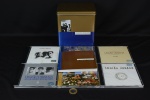 Box `Por Enquanto 1984-1995` contendo os 6 CD`s de estúdio lançados pela banda de rock brasiliense Legião Urbana no período + 3 LP`s, sendo Hinos Nacionais, Favourite Western Themes e The Best of Karmon Israeli