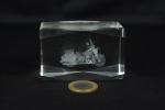 Peso de papel em cristal com imagem de motocicleta em 3D gravada à laser - med. 08x05x05cm