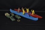 Lote de 4 carrinhos militares de brinquedo da marca inglesa Corgi Juniors + 2 canoas com personagens do Velho Oeste americano - comp. 32cm (canoa)