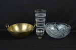 Lote de recipiente em vidro para misturar drinks, saladeira em vidro prensado (apresenta rachadura) e pequeno tacho em latão dourado - diâm. 20cm (saladeira)