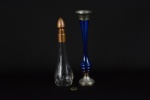 Lote de garrafa em vidro com detalhe em metal e vaso solitário em vidro azul com detalhes em metal - alt. 28cm (maior peça)