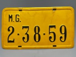 COLECIONISMO - Placa automotiva, pintada amarela, com sistema numérico, padrão utilizado de 1941 a 1969 - MG - 2 38 59 - Marcas do tempo