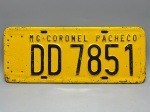 COLECIONISMO - Placa automotiva, pintada amarela, com sistema numérico, padrão utilizado de 1941 a 1969 - MG - Coronel Pacheco DD 7851 - Marcas do tempo