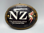 COLECIONISMO - Placa decorativa em metal esmaltada, sobre base em madeira, transcrista NZ  THE TRADITIONAL STYLE KEVINGTON. Med. 17x13 cm.