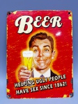 COLECIONISMO - Placa decorativa em metal e BEER, transcrista HELPING UGLY PEOPLE HAVE SEX SINCE 1862! - Med. 21x15 cm.