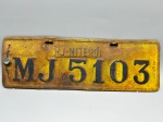COLECIONISMO - Placa automotiva, pintada amarela, com sistema numérico, padrão utilizado de 1941 a 1969 - RJ - Niterói MT 5103 - Marcas do tempo