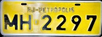COLECIONISMO - Placa automotiva, esmaltada amarela, com sistema numérico, padrão utilizado de 1941 a 1969 - MH 2297 - Petrópolis - Marcas do tempo.