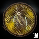 AUTO PEÇAS - Antigo farol de milha, lente original GE em vidro amarelo FOG, completo. Med. 14 cm. Marcas do tempo.