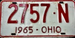 COLECIONISMO - Placa automotiva, alumínio esmaltada branca, importado USA - OHIO. Marcas do tempo.