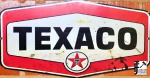 COLECIONISMO - Placa decorativa TEXACO, metal e adesivo. Med. 42x79 cm.