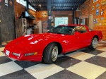 VEICULO   CHEVROLET CORVETTE C4 TARGA 1991- Carro em boa apresentação, precisando de alguns reparos estéticos e mecânicos. Esse esportivo americano possui um motor 5.7 V8 de 32 válvulas e um cambio manual de 6 marchas, produzindo mais de 300 cavalos no motor. Necessita de revisão mecânica e elétrica, e alguns pequenos detalhes na pintura. Carro é muito alinhado, e ainda possui grande parte da sua originalidade, como rodas, bancos, interior e conjunto óptico todo original. Excelente preço se tratando de um clássico esportivo americano. Difícil de ver a venda. Ótima oportunidade. Documentação toda em dia.<br>Produto conforme fotos originais do lote, não deixe de assistir o vídeo. Lembre-se de questionar sobre todas as dúvidas até o dia anterior ao dia do pregão ao vivo, solicite fotos e informações se necessário!<br> Produto vendido no ESTADO DE CONSERVAÇÃO atual. INFORMO QUE TODOS OS VÉICULOS, QUE APARECEM NO VÍDEO FUNCIONANDO, NÃO E GARANTIA DE ESTAR FUNCIONANDO NO DIA DA ENTREGA. LEMBRANDO QUE OS VEÍCULOS, FICAM EM MÉDIA, 30 DIAS PARADOS, ENTRE A GRAVAÇÃO O DIA DO LEILÃO. Cuidado ao efetuar os lances! Eles são irrevogáveis e irretratáveis!<br><br>DESPESA ADICIONAL DE PÁTIO E LOGISTICA R$390,00.