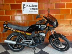 MOTOCICLETA - YAMAHA RD 135 Z - 1990 - Moto com  excelente apresentação, pintura em ótimo estado, 100% operacional, conjuntos ópticos originais Yamaha, exceto lanterna traseira, espelho retrovisor original, motor original de fábrica. Documentação em dia e motor cadastrado.<br>Produto conforme fotos originais do lote, não deixe de assistir o vídeo. Lembre-se de questionar sobre todas as dúvidas até o dia anterior ao dia do pregão ao vivo, solicite fotos e informações se necessário!<br> Produto vendido no ESTADO DE CONSERVAÇÃO atual. INFORMO QUE TODOS OS VÉICULOS, QUE APARECEM NO VÍDEO FUNCIONANDO, NÃO E GARANTIA DE ESTAR FUNCIONANDO NO DIA DA ENTREGA. LEMBRANDO QUE OS VEÍCULOS, FICAM EM MÉDIA, 30 DIAS PARADOS, ENTRE A GRAVAÇÃO O DIA DO LEILÃO. Cuidado ao efetuar os lances! Eles são irrevogáveis e irretratáveis!<br><br>DESPESA ADICIONAL DE PÁTIO E LOGISTICA R$290,00.