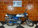 VEICULO  YAMAHA FS1 50CC 1969 - Moto em excelente estado de conservação, restaurada recentemente. A moto ainda possui seu conjunto óptico original de fábrica e conta com chave reserva original também. Pintura, mecânica e elétrica em perfeito estado, não tendo nada para fazer. Raridade a venda, excelente custo e benefício.<br>Produto conforme fotos originais do lote, não deixe de assistir o vídeo. Lembre-se de questionar sobre todas as dúvidas até o dia anterior ao dia do pregão ao vivo, solicite fotos e informações se necessário!<br> Produto vendido no ESTADO DE CONSERVAÇÃO atual. INFORMO QUE TODOS OS VÉICULOS, QUE APARECEM NO VÍDEO FUNCIONANDO, NÃO E GARANTIA DE ESTAR FUNCIONANDO NO DIA DA ENTREGA. LEMBRANDO QUE OS VEÍCULOS, FICAM EM MÉDIA, 30 DIAS PARADOS, ENTRE A GRAVAÇÃO O DIA DO LEILÃO. Cuidado ao efetuar os lances! Eles são irrevogáveis e irretratáveis!<br><br>DESPESA ADICIONAL DE PÁTIO E LOGISTICA R$290,00.