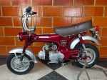 MOTOCICLETA - HONDA ST 70 - 1970. Moto em bom estado de conservação, funcionando absolutamente tudo estando 100% operacional, sem documentos, para fins de uso recreativo, decoração e exposição.<br>Produto conforme fotos originais do lote, não deixe de assistir o vídeo. Lembre-se de questionar sobre todas as dúvidas até o dia anterior ao dia do pregão ao vivo, solicite fotos e informações se necessário!<br> Produto vendido no ESTADO DE CONSERVAÇÃO atual. INFORMO QUE TODOS OS VÉICULOS, QUE APARECEM NO VÍDEO FUNCIONANDO, NÃO E GARANTIA DE ESTAR FUNCIONANDO NO DIA DA ENTREGA. LEMBRANDO QUE OS VEÍCULOS, FICAM EM MÉDIA, 30 DIAS PARADOS, ENTRE A GRAVAÇÃO O DIA DO LEILÃO. Cuidado ao efetuar os lances! Eles são irrevogáveis e irretratáveis!<br><br>DESPESA ADICIONAL DE PÁTIO E LOGISTICA R$290,00.