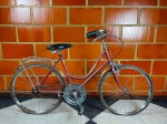 BICICLETA -Bicicleta antiga,MONARK IPANEMA, Década de 80. Côr predominante vinho, pintura original, selim em ouro. Ideal para restaurar. Nunca restaurada.