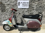 MOTOCICLETA - PIAGGIO VESPA PX 200 1985/1986. Moto sem documento, motor não esta travado, aparentemente com todas as peças, mas sem funcionamento a mais de 10 anos. Moto para fins de decoração e exposição. Produto conforme fotos e vídeo originais do lote. <br> <br> Produto conforme fotos originais do lote. Lembre-se de questionar sobre todas as dúvidas até o dia anterior ao dia do pregão ao vivo, solicite fotos e informações se necessário! Produto vendido no ESTADO DE CONSERVAÇÃO atual. Antes de efetuar lances, leia as informações importantes e os termos e condições com atenção! Dúvidas devem ser enviadas via e-mail: escritoriojoaodefranco@gmail.com Cuidado ao efetuar os lances! Eles são irrevogáveis e irretratáveis!